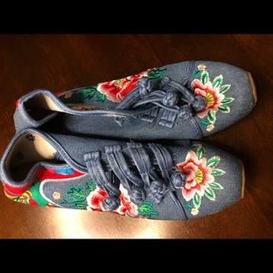 Chinese embroidered sneakers - Size 8